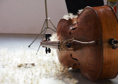 Pluisjes op de cello van Jeroen den Herder - foto Vincent Kramer